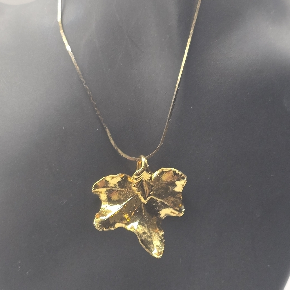 Vintage Dipped Gold Tone Leaf Pendant Necklace Gold Chain Figural Floral Jewelry - Picture 2 of 4
